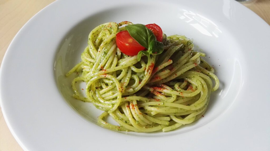 Daily Gusto Kochen Rezepte Essen Food up your life Blog Elias Bert Foodblog Pesto Pasta Italienisch Nudeln Sauce Basilikum Knoblauch