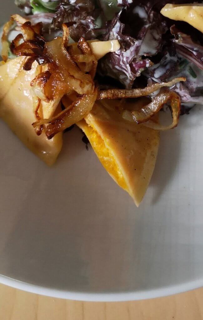 Daily Gusto Kochen Rezepte Essen Food up your life Blog Elias Bert Foodblog Kürbismaultalschen Ravioli Kürbis Hokkaido Herbst Winter lecker Hauptgericht Pasta Nudeln Nudelmaschine Feta Ofen Salat gesund lecker