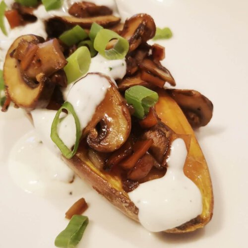 Ofensüßkartoffel mit Pilzgemüse und Sauerrahmdip