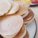 Daily Gusto Kochen Rezepte Essen Food up your life Blog Elias Bert Foodblog Pancakes Mehl Eier süß gesund Obst Obstsalat Frühstück Freunde Brunch einfach schnell Pfanne