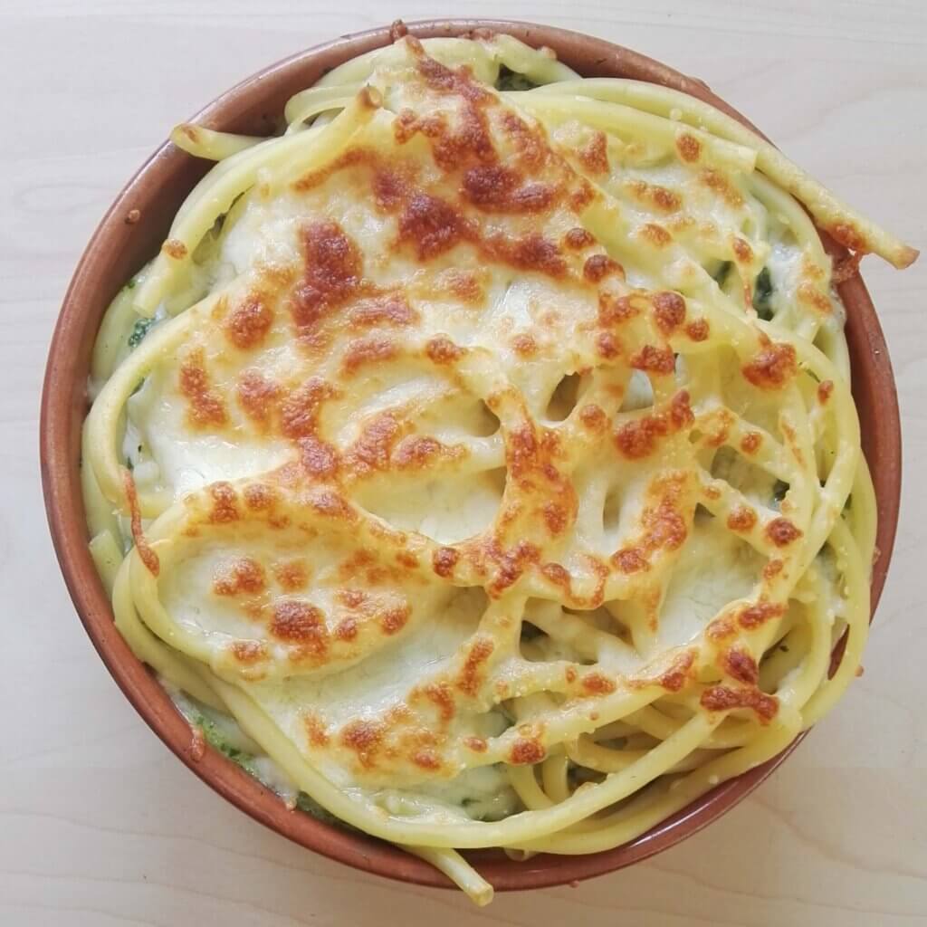 Daily Gusto Kochen Rezepte Essen Food up your life Blog Elias Bert Foodblog Spinat Maccheroni Maccharoni Auflauf Käse Mozzarella Edamer lecker Familienessen gemeinsames Mittagessen Freunde