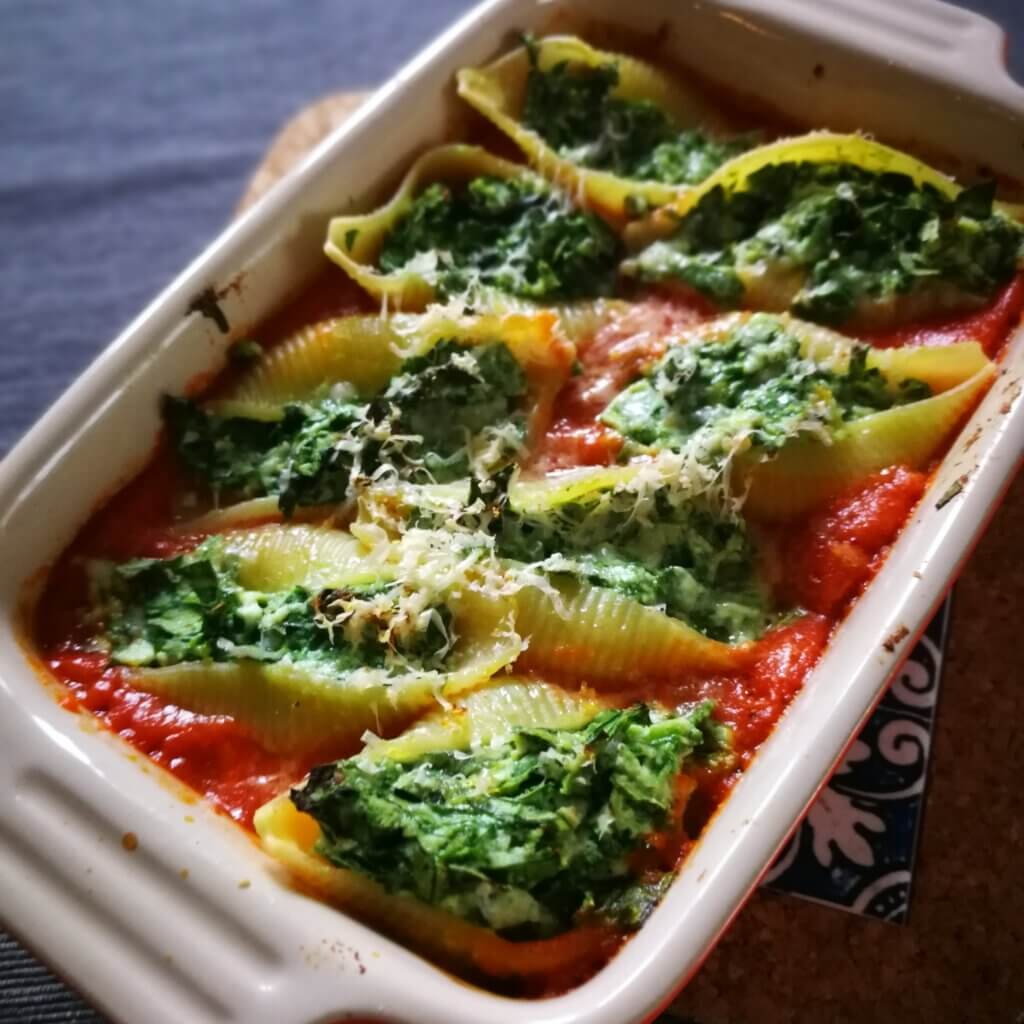 Daily Gusto Kochen Rezepte Essen Food up your life Blog Elias Bert Foodblog Conchiglioni con spinaci e ricotta Pasta Nudeln auflauf Käse Tomatensauce Spinat Ricotta Muschelnudeln