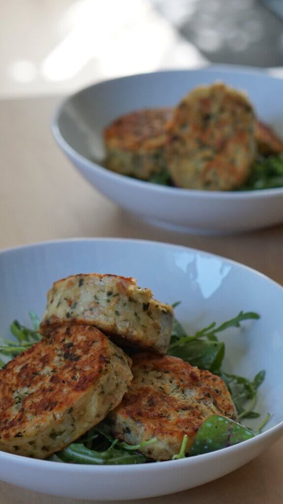 Frühling, Sonnenstrahlen, Terrasse, Mittagessen, Rezept, geröstete Käseknödel, Salat, knusprig, Käsegeschmack, Sandwich-Alternative, entspanntes Essen im Freien