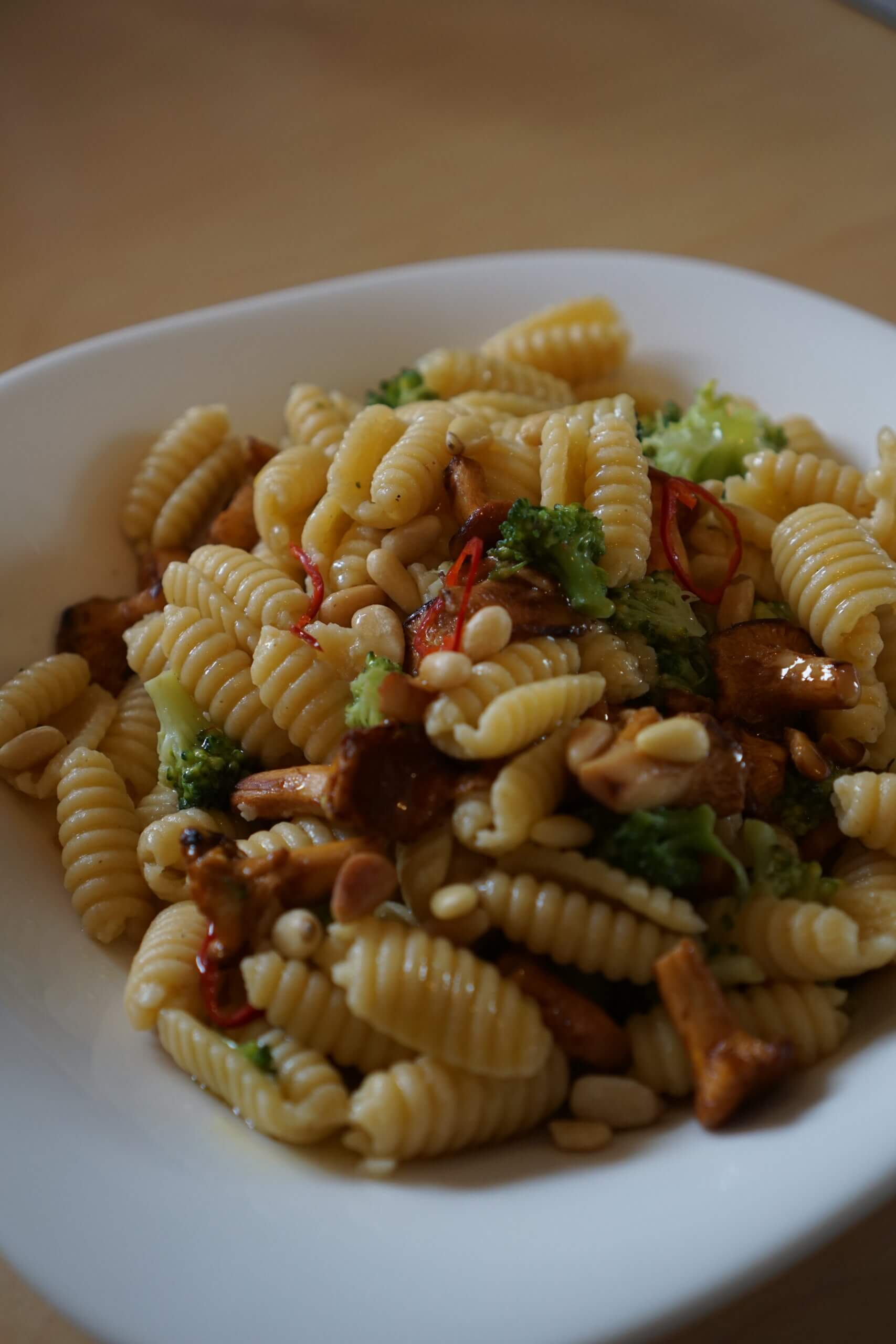 Pasta, Pfifferlinge, Brokkoli, Hartweizengrieß-Gnocchi, Nudelmanufaktur, einfaches Rezept, Spätsommer, leckeres Gericht, aromatisch, Nudelwasser, Olivenöl, einzigartiger Geschmack, schmackhaftes Mittagessen, Abendessen, besonderes Aroma