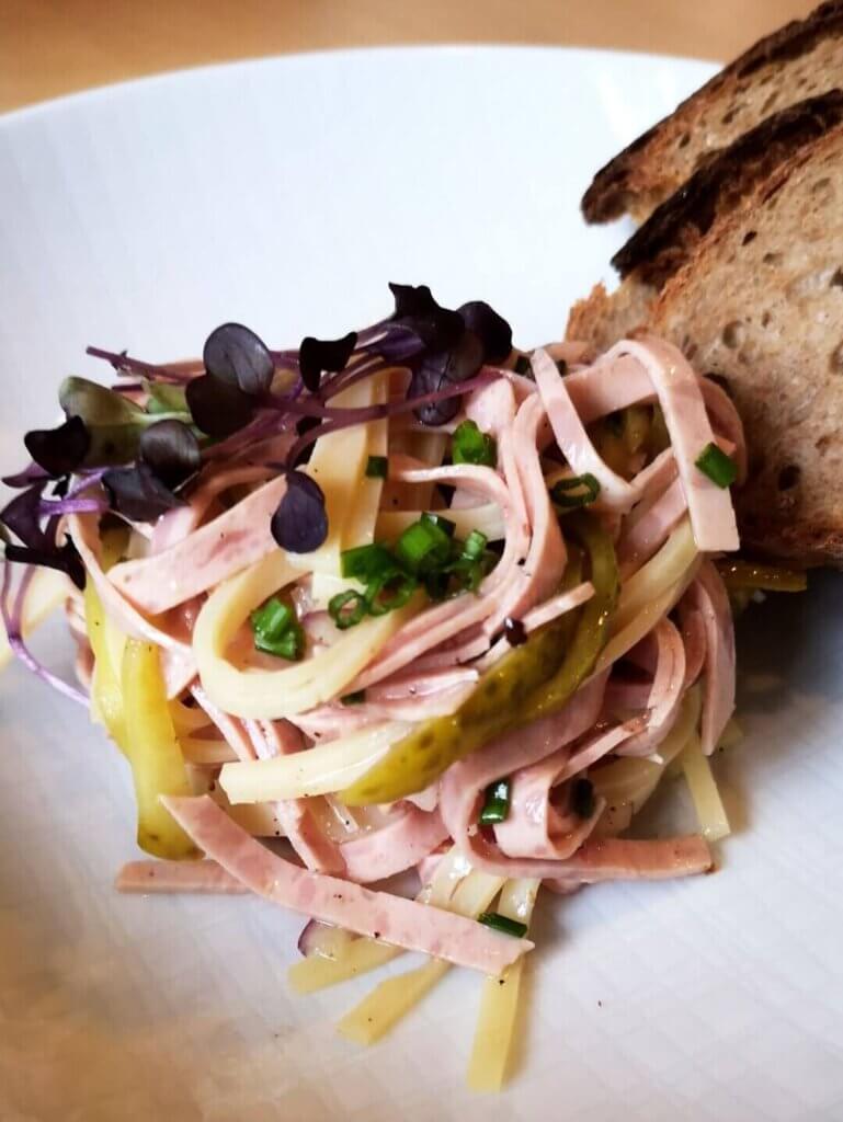 Daily Gusto Kochen Rezepte Essen Food up your life Blog Elias Bert Foodblog Wurstsalat Biergarten Sommer Fleischwurst Lyoner Käse Biergarten Wirtshaus Salat defitg vesper brotzeit Abendbrot Freunde Terrasse Sonnenschein Sommerabend