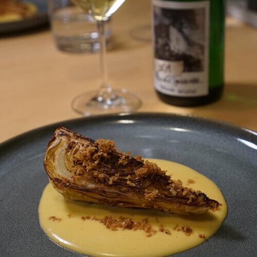 Geschmorter Spitzkohl, Miso Hollandaise & Fenchel Crunch*