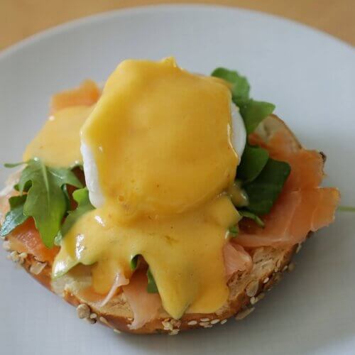Eggs Royale mit Räucherlachs und Rucola
