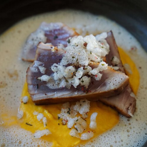 Thunfischsteak mit Karotten-Ingwer-Creme, Trüffel-Ponzu-Schaum und Gewürzcrunch*