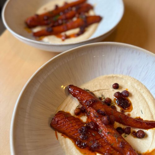 🌶️Gochujang-Karotten mit Zitronen-Hummus, gerösteten Kichererbsen & Crispy Chili Oil*