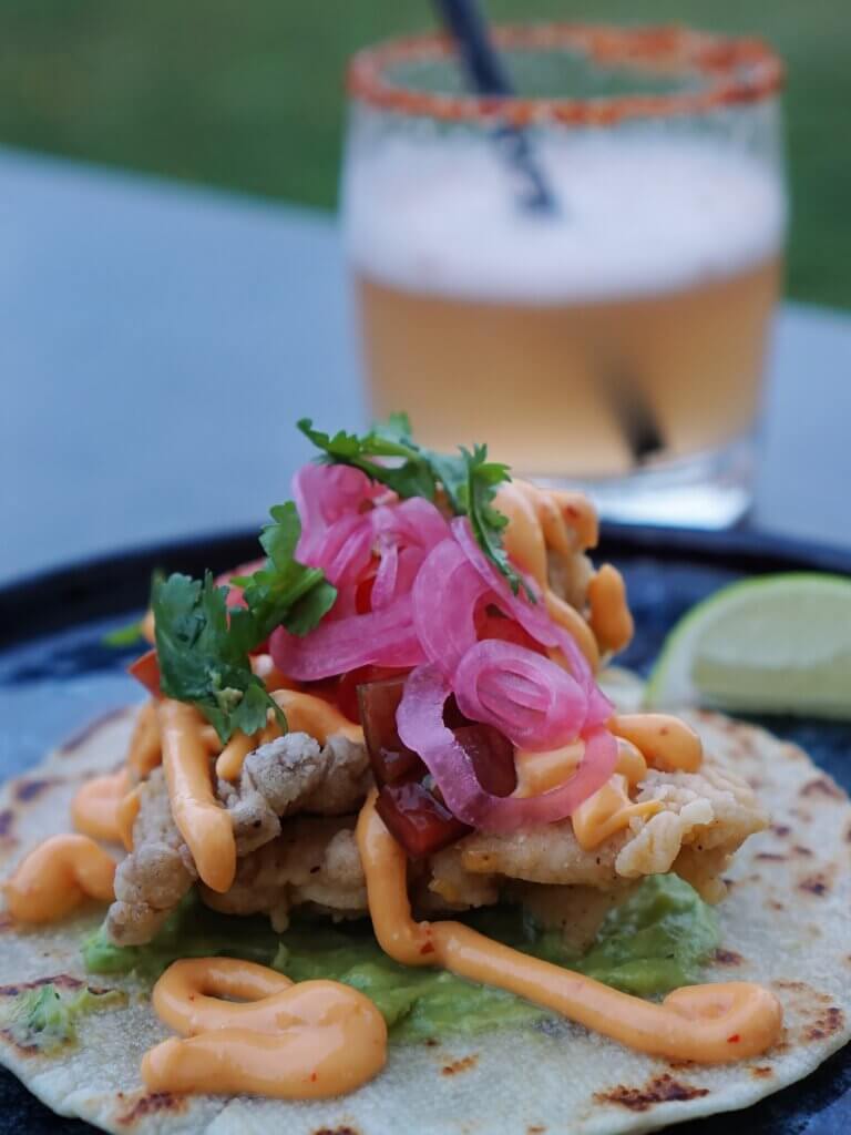 Veggie Fried Oyster Tacos mit Avocadocreme und Chili-Mayo