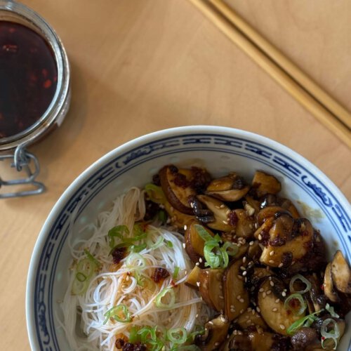 🥢 Asiatische Champignons mit Reisnudeln – schnell & würzig