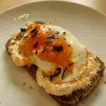 Herzhaftes Frühstücksbrot mit Karottencreme, Spiegelei & Kürbiskernen