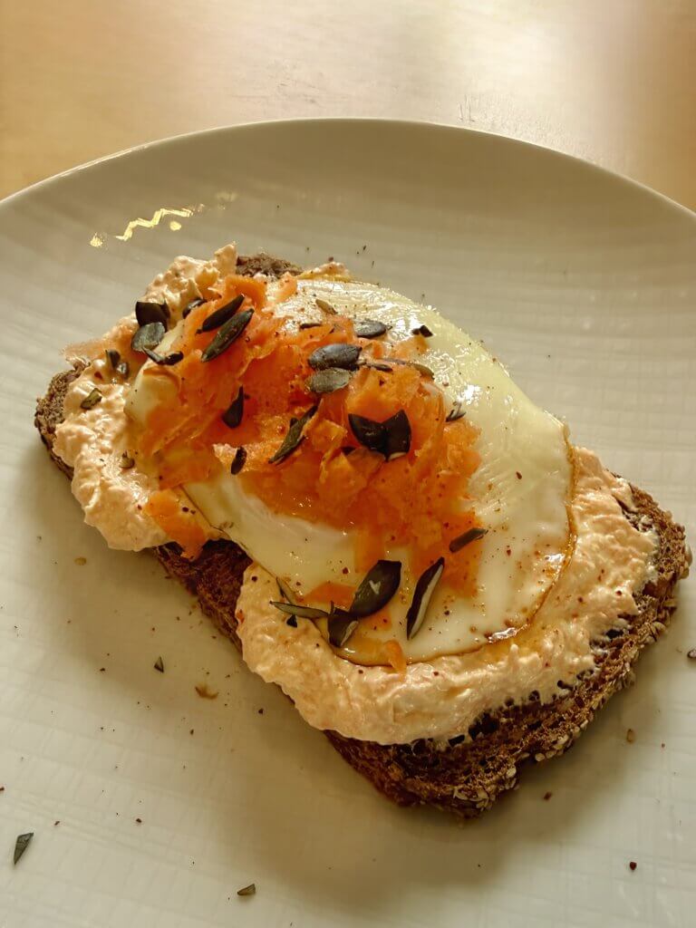 🥕 Herzhaftes Frühstücksbrot mit Karottencreme & Spiegelei* Herzhaftes Frühstücksbrot mit Karottencreme, Spiegelei & Kürbiskernen