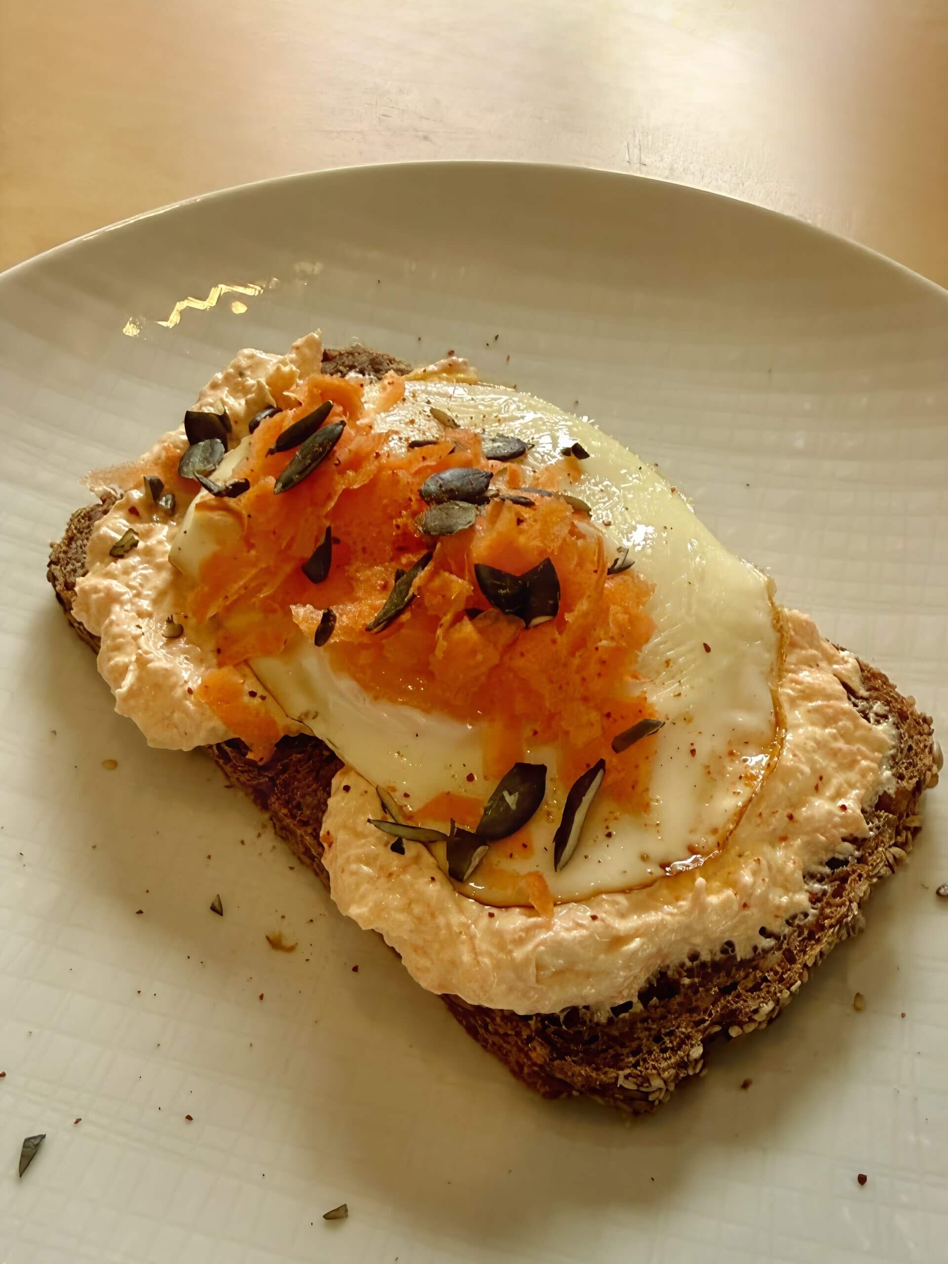 Herzhaftes Frühstücksbrot mit Karottencreme, Spiegelei & Kürbiskernen