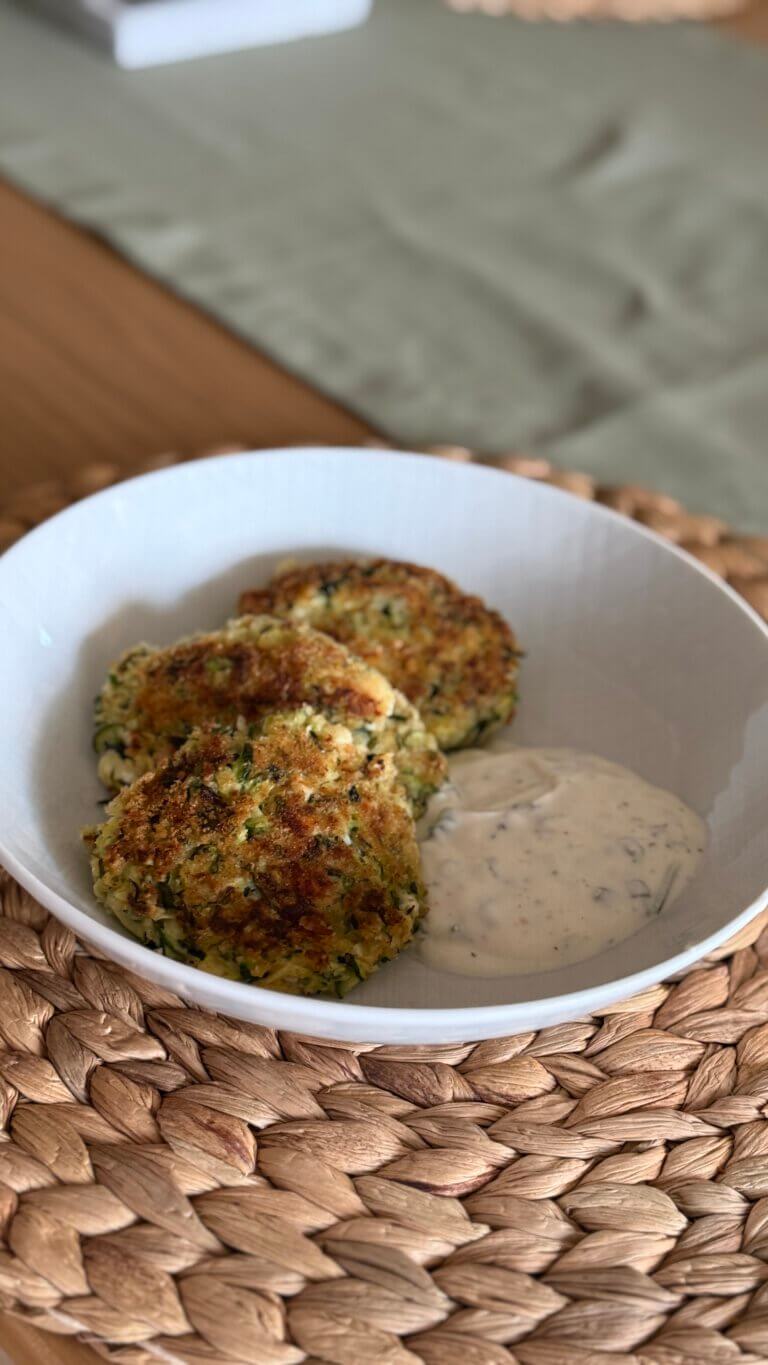 Zucchiniküchlein mit Feta und Haferflocken goldbraun gebraten
